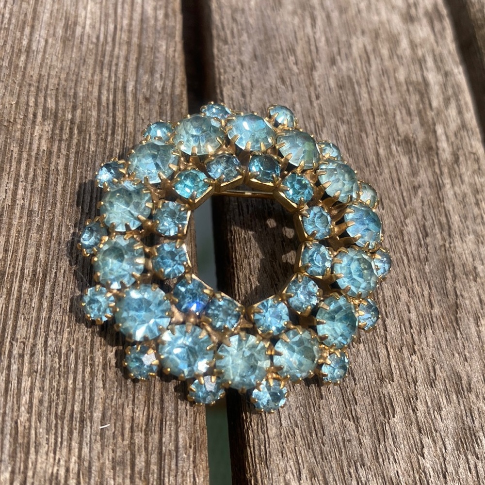 Vintage Jewelry Brooch Beautiful Blue Rhinestone Pin 🩵